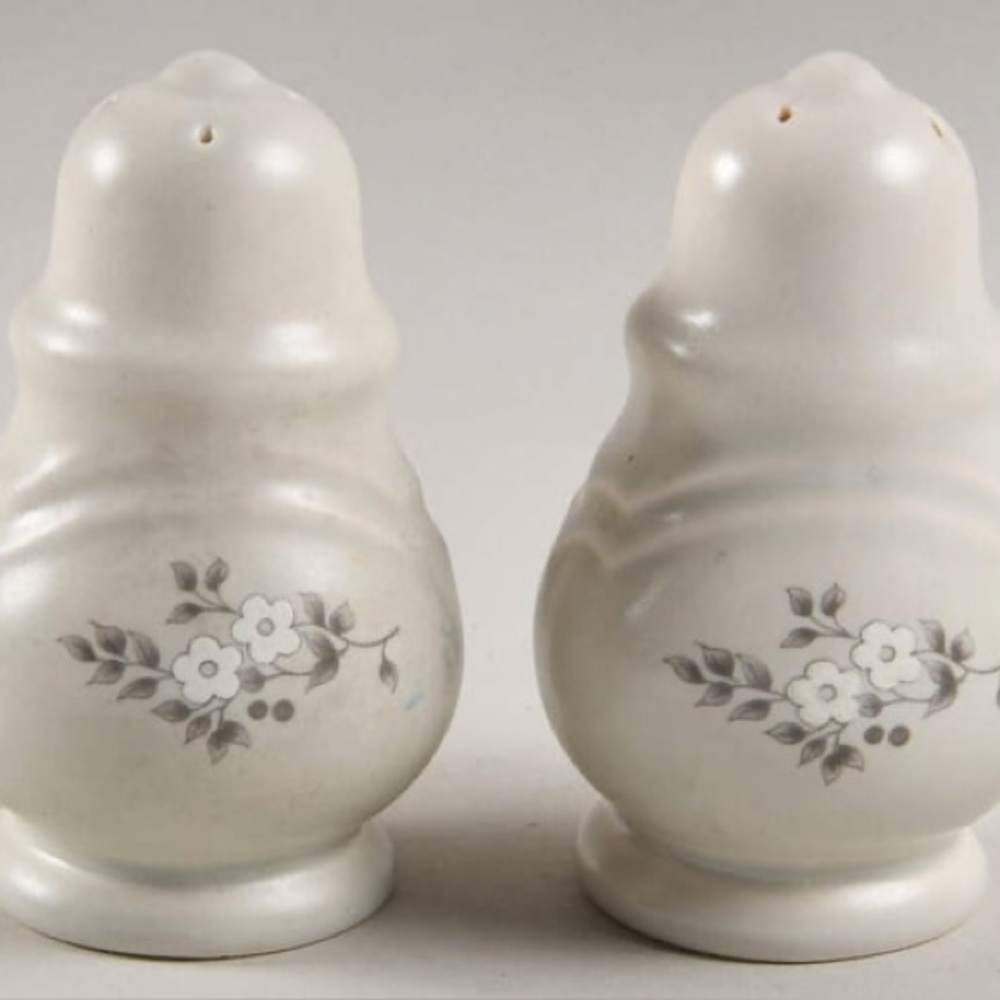 Vintage Pfaltzgraff Heirloom pattern stoneware 4”salt and pepper shakers USA
